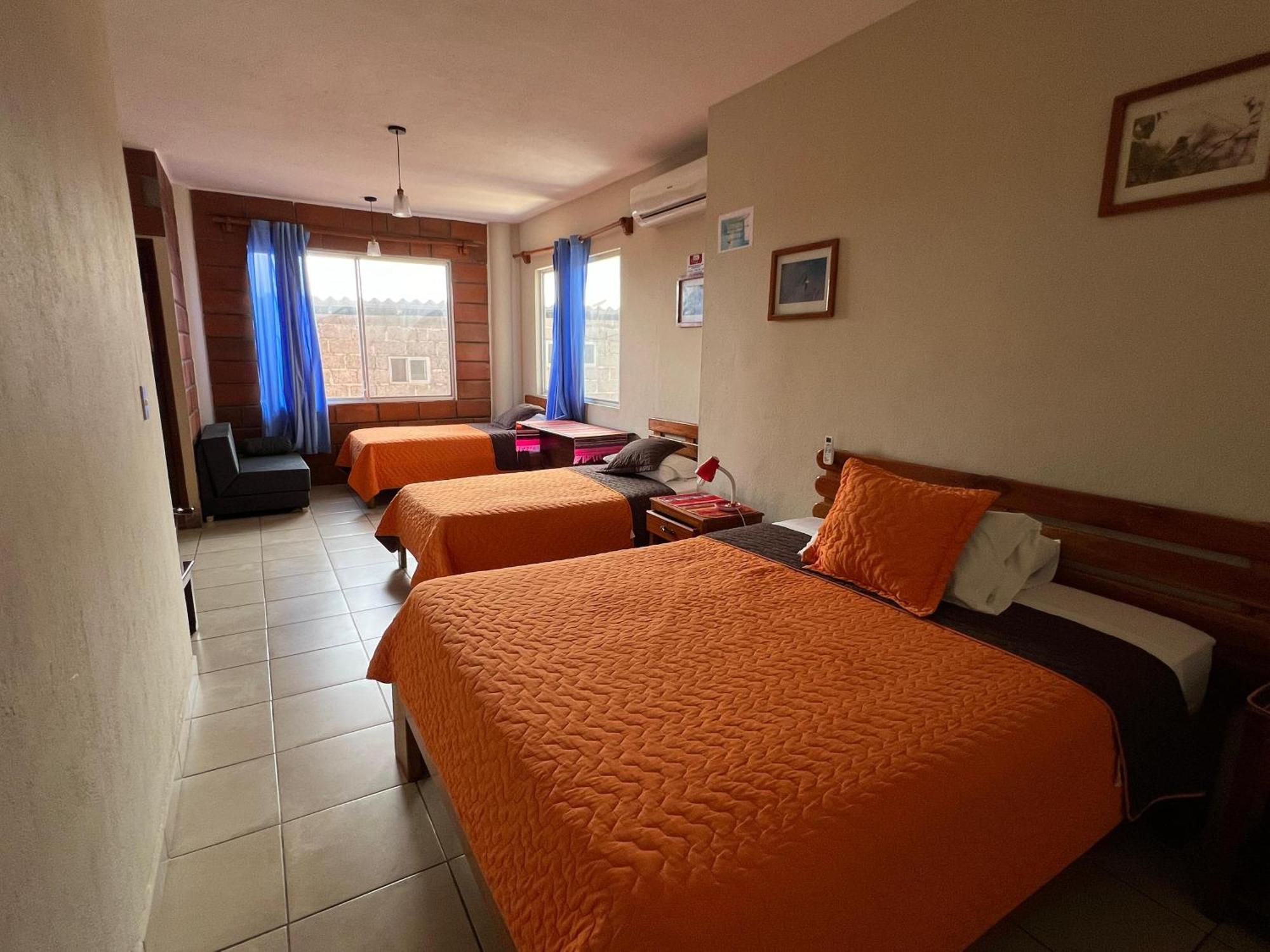 Hostal Cattleya Puerto Baquerizo Moreno Exterior photo