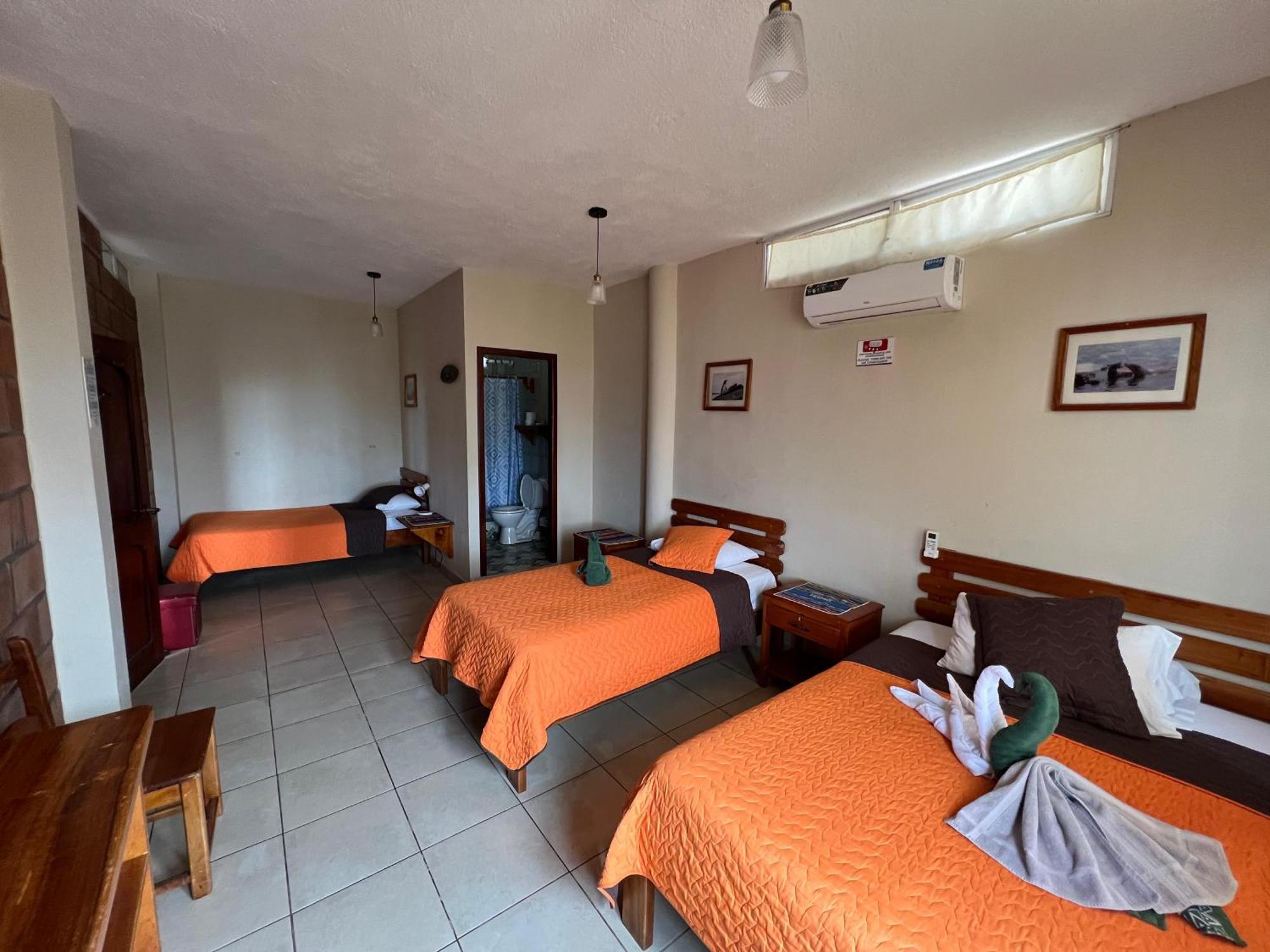 Hostal Cattleya Puerto Baquerizo Moreno Exterior photo