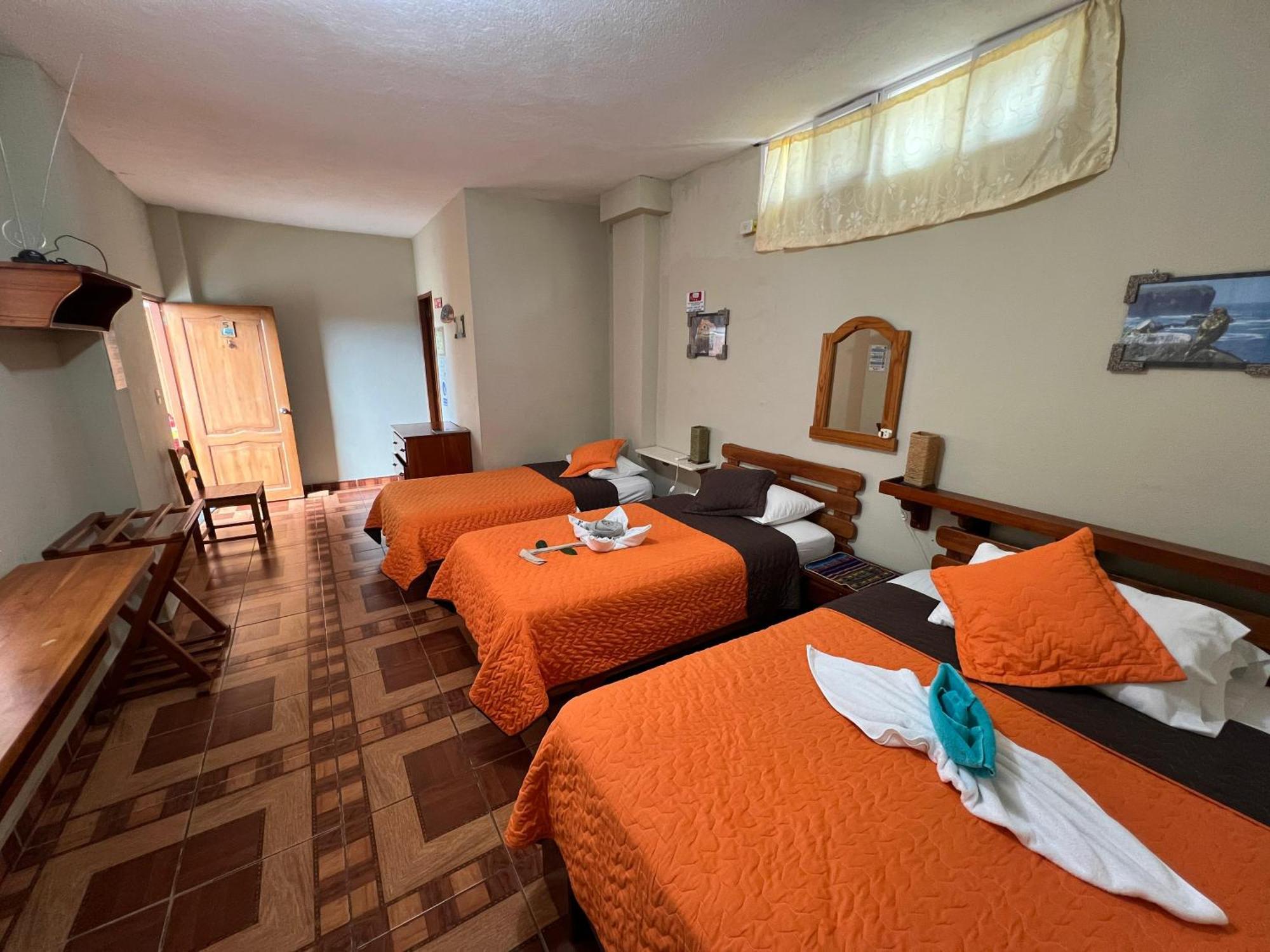 Hostal Cattleya Puerto Baquerizo Moreno Exterior photo