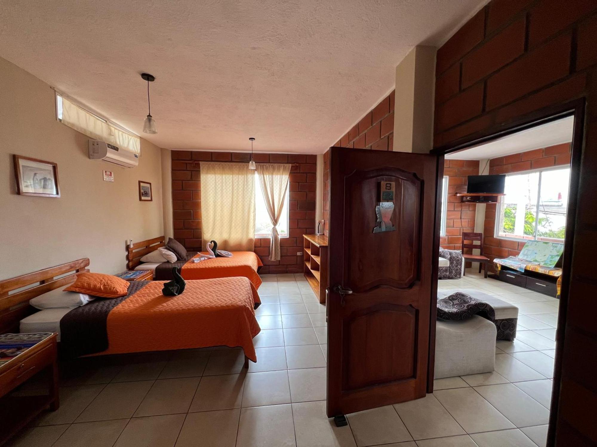 Hostal Cattleya Puerto Baquerizo Moreno Exterior photo