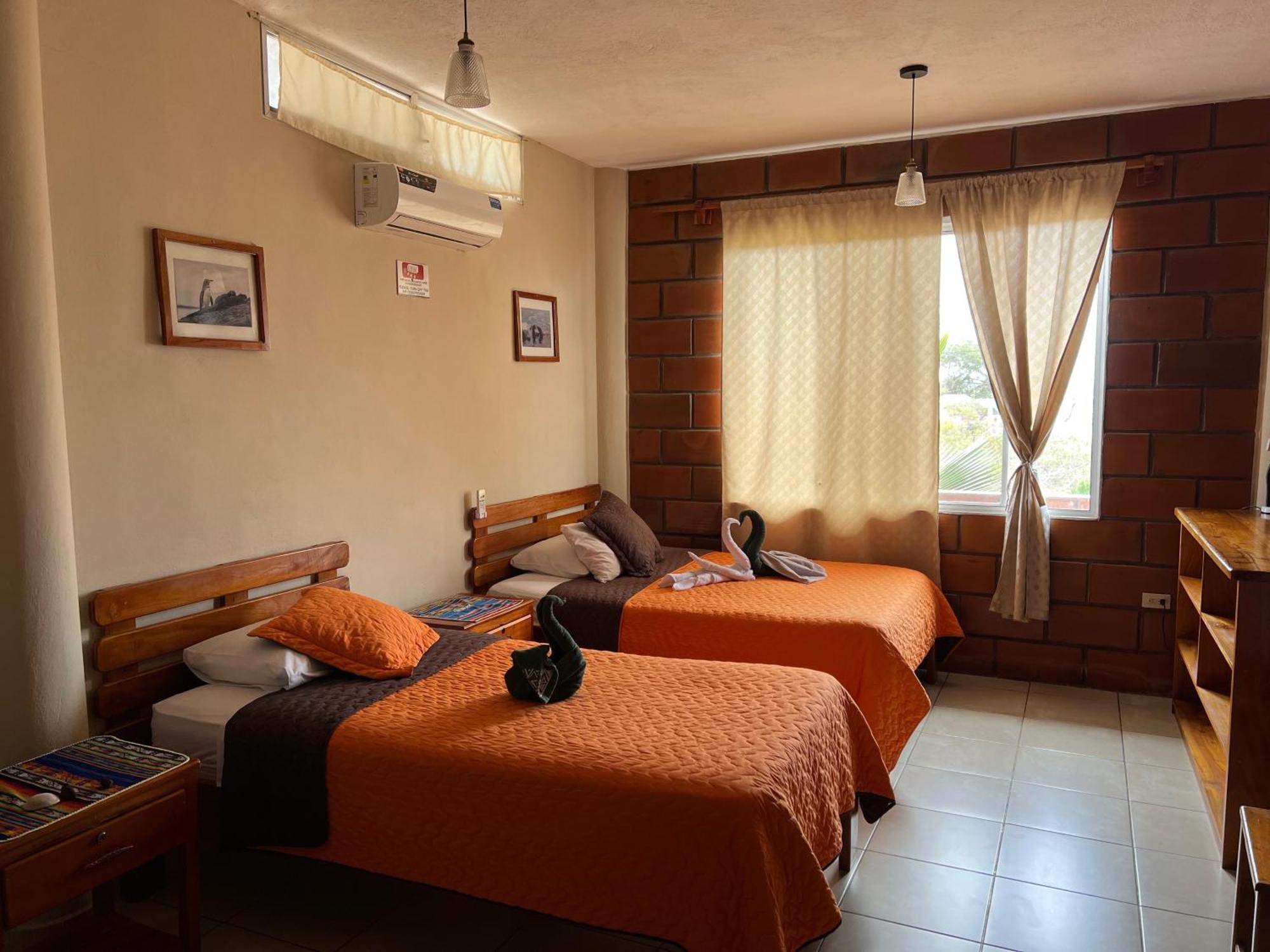 Hostal Cattleya Puerto Baquerizo Moreno Exterior photo