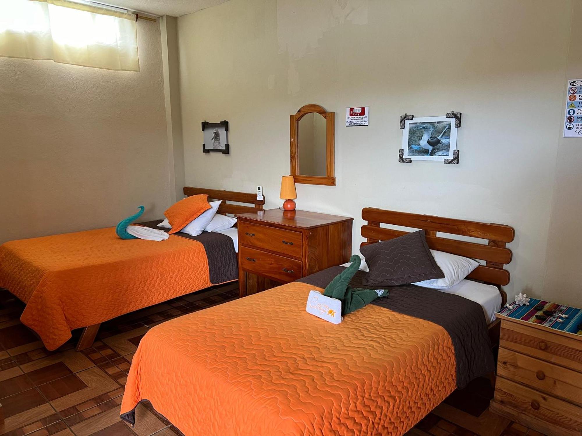 Hostal Cattleya Puerto Baquerizo Moreno Exterior photo