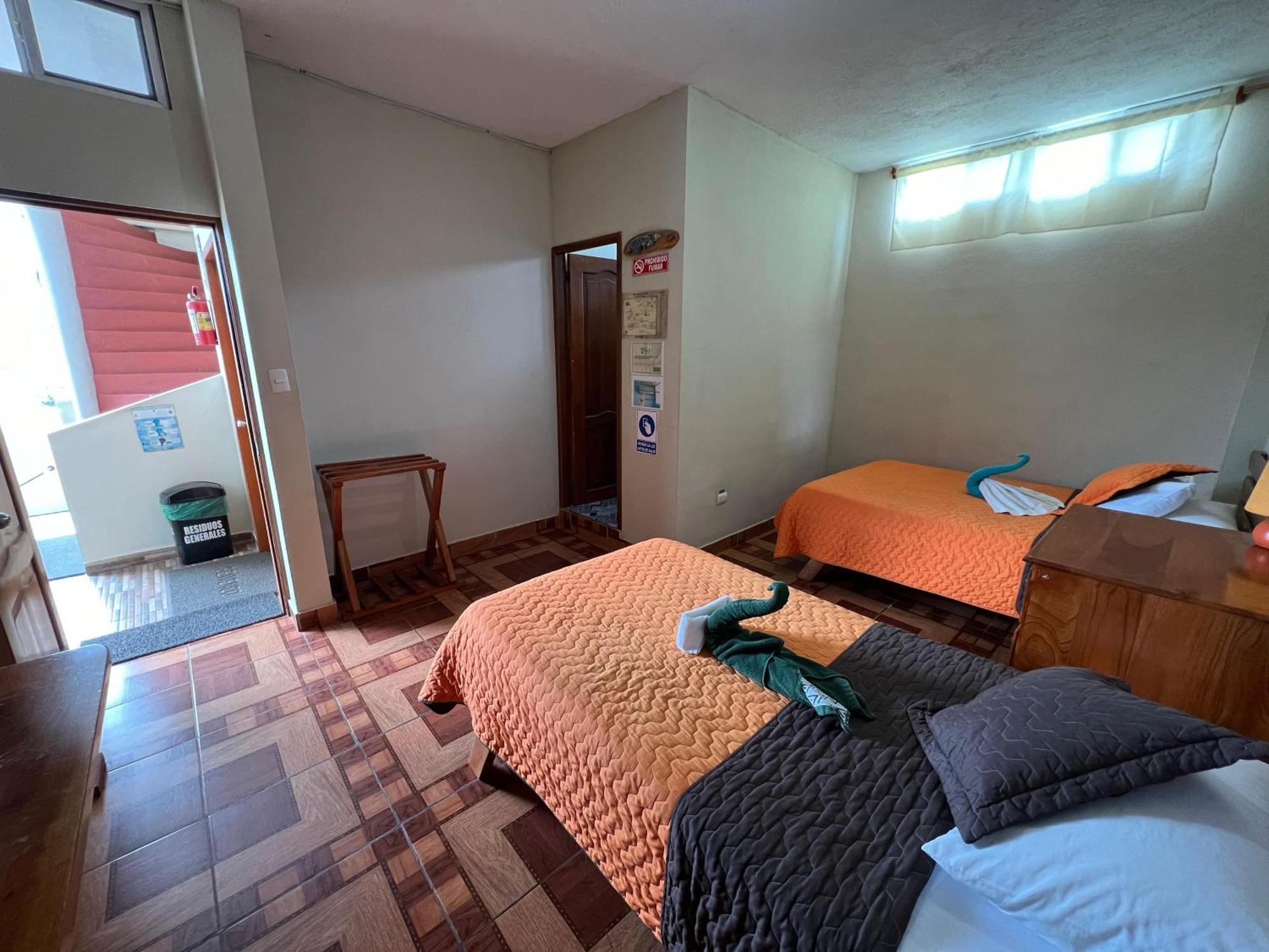Hostal Cattleya Puerto Baquerizo Moreno Exterior photo